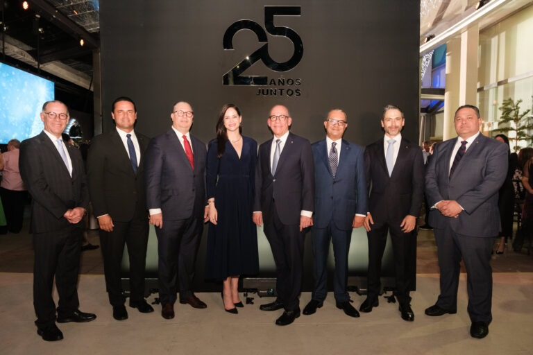 Foto principal. Ricardo Méndez, Michael Cuello, Eduardo Marrero, Lexy Collado, Fausto Pimentel, Rafael Jiminian, Manuel Martínez y Juan de Dios González